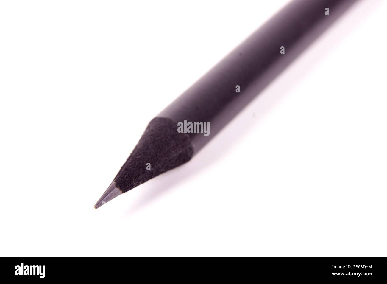 Macro primo piano della punta della matita nera affilata isolata sullo sfondo bianco Foto Stock
