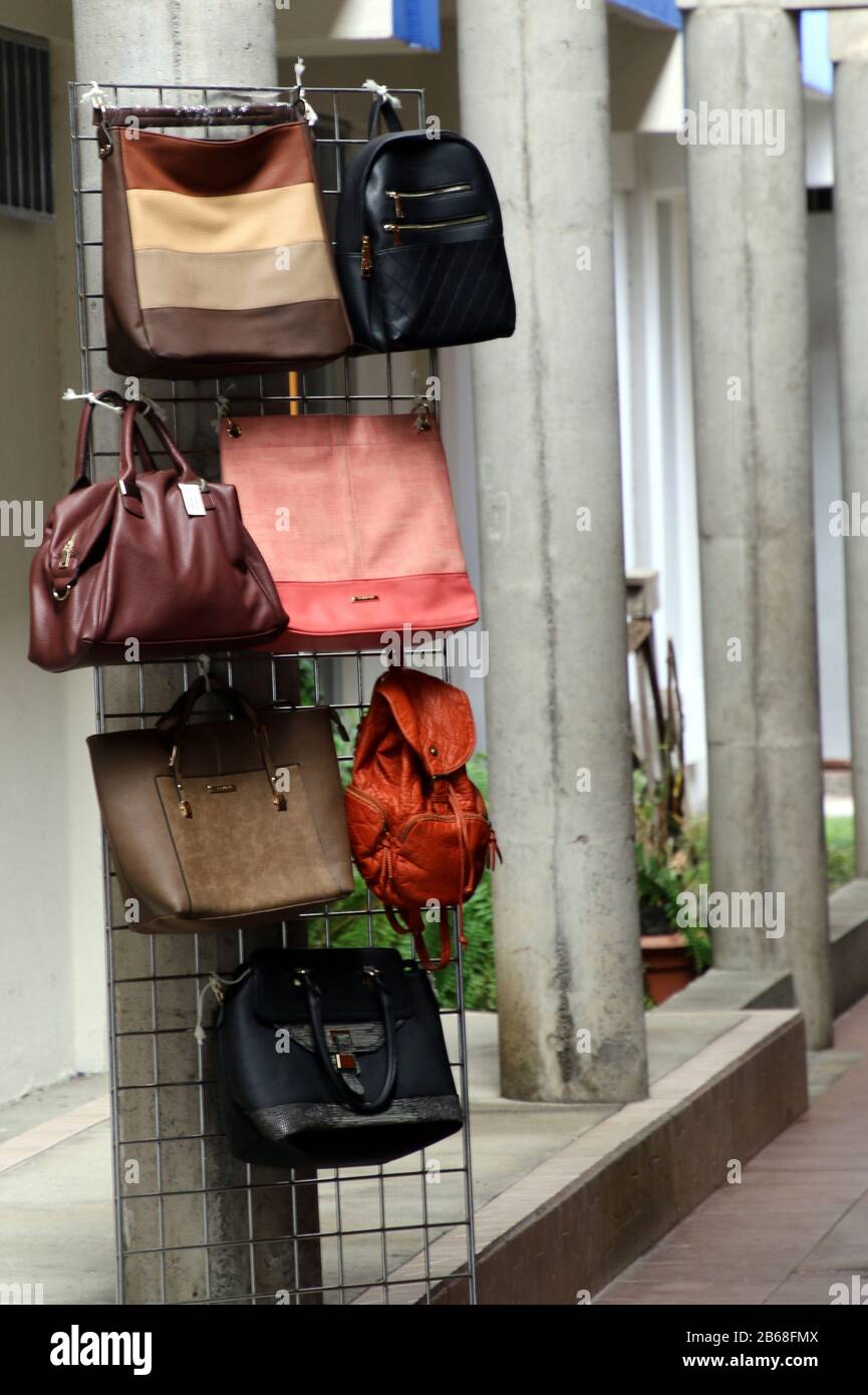 I sacchetti per le mani sono esposti per una vendita. Foto Stock