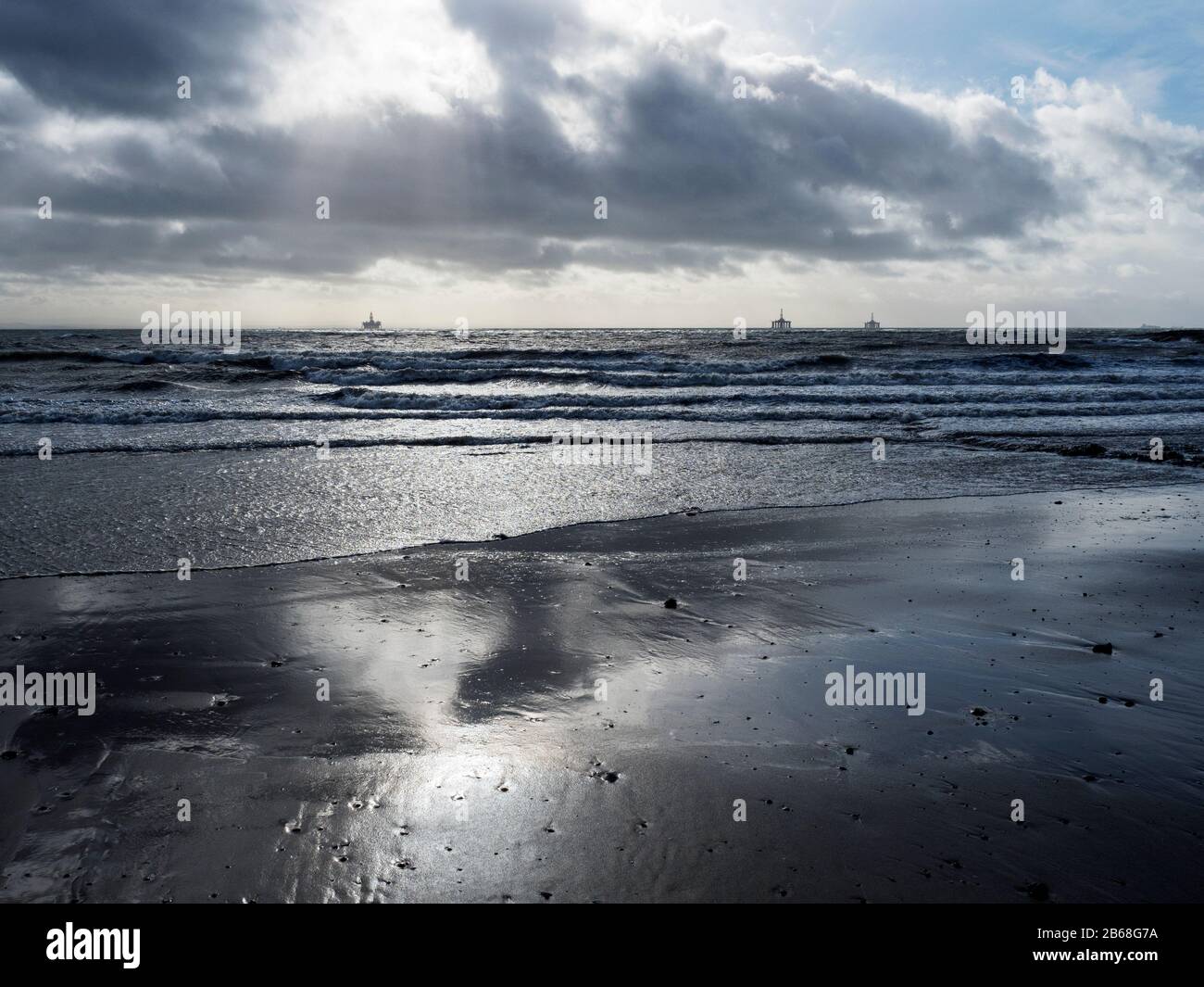Tre piattaforme petrolifere nel Firth of Forth dalla spiaggia di Lower Largo Fife Scotland Foto Stock