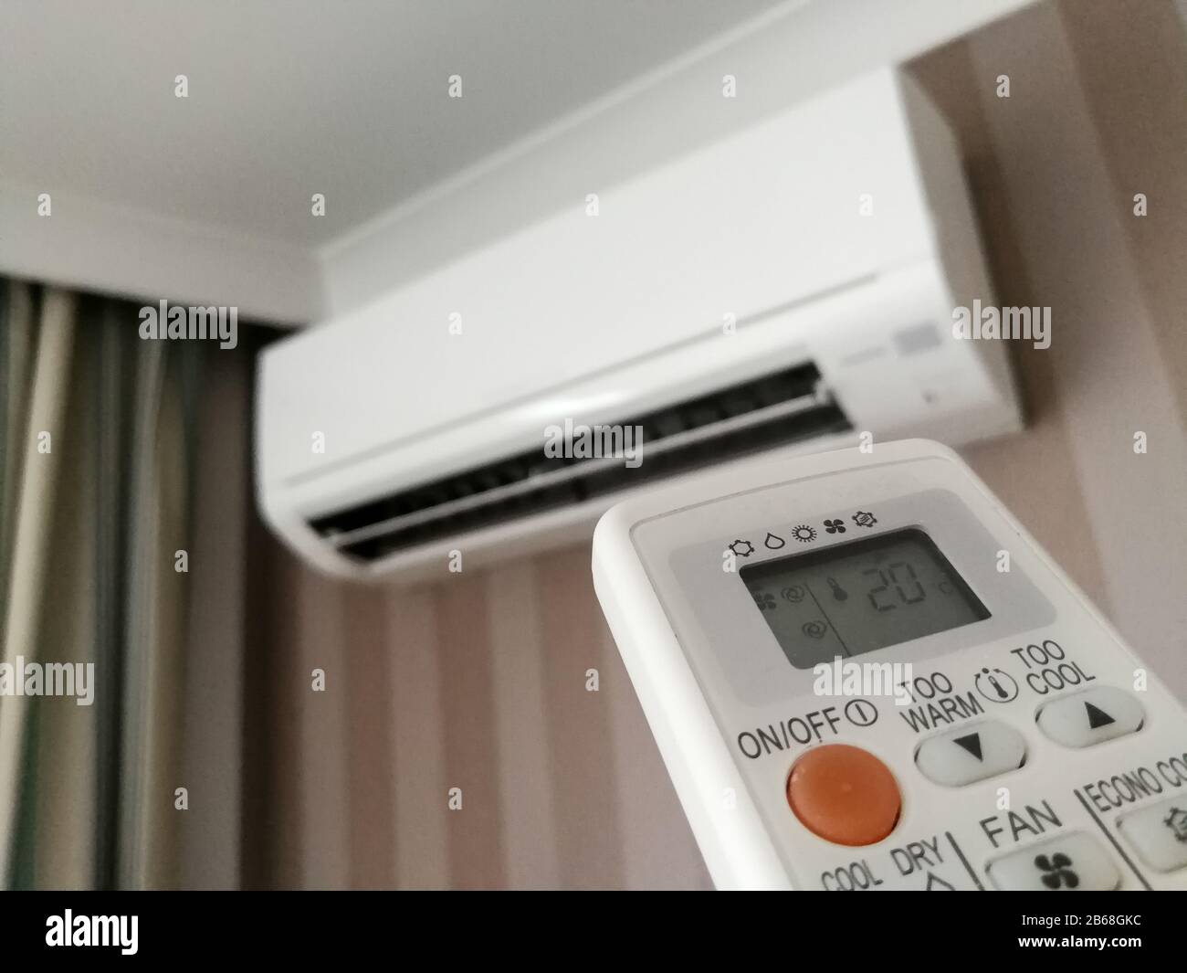 Regolazione della temperatura del telecomando per il condizionatore d'aria a parete Foto Stock