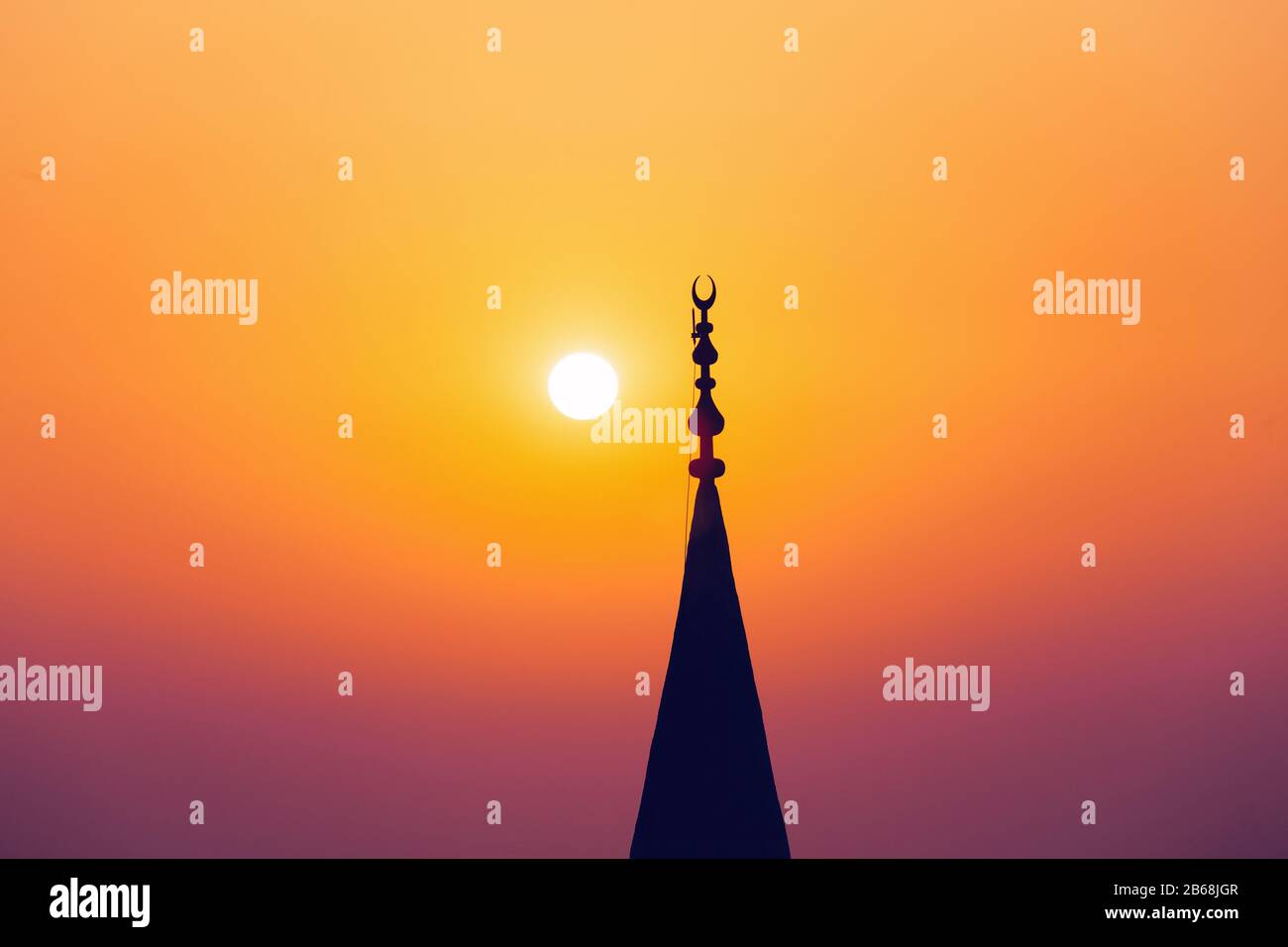 moschea minareto silhouette al sole, islam religione concetto Foto Stock