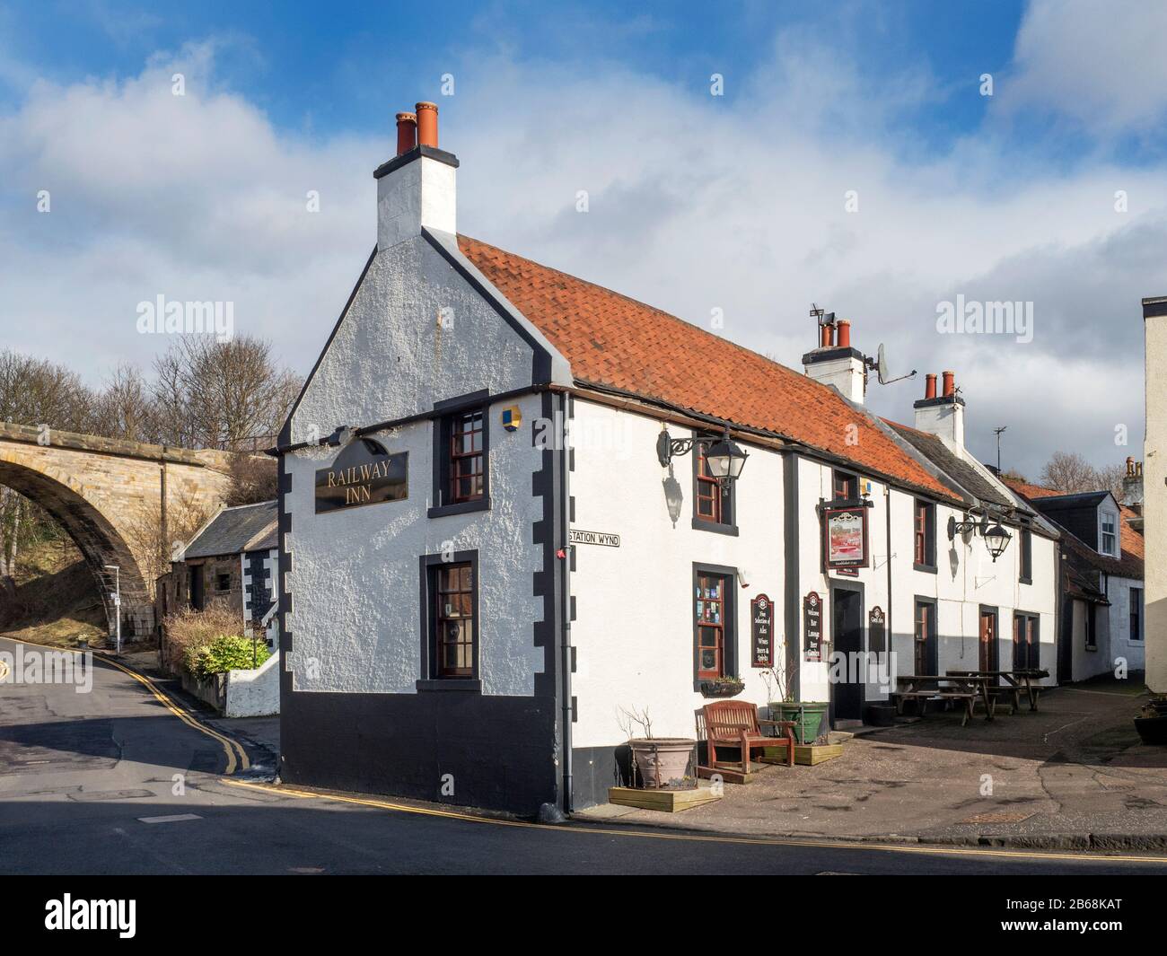 Il Railway Inn accanto al viadotto ferroviario disusato a Largo Inferiore Fife Scozia Foto Stock