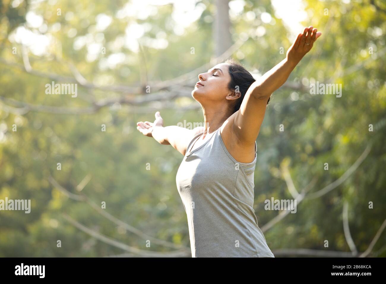Bella donna che esercitano in posizione di parcheggio Foto Stock