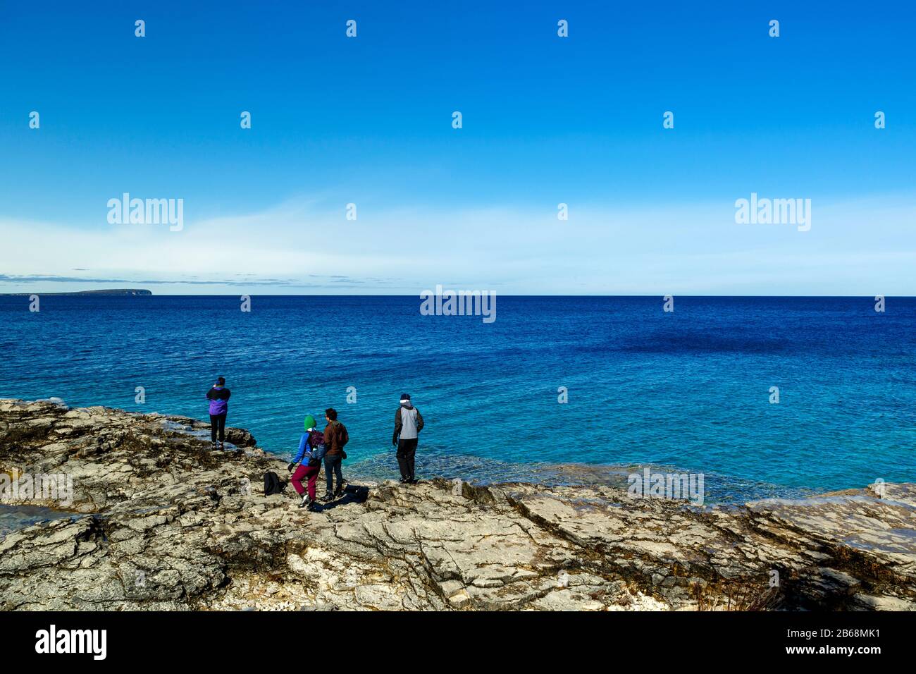 Bruce Peninsula National Park Georgian Bay Tobermory Ontario Canada. Escursionisti godendo della vista georgiana Bay. Foto Stock