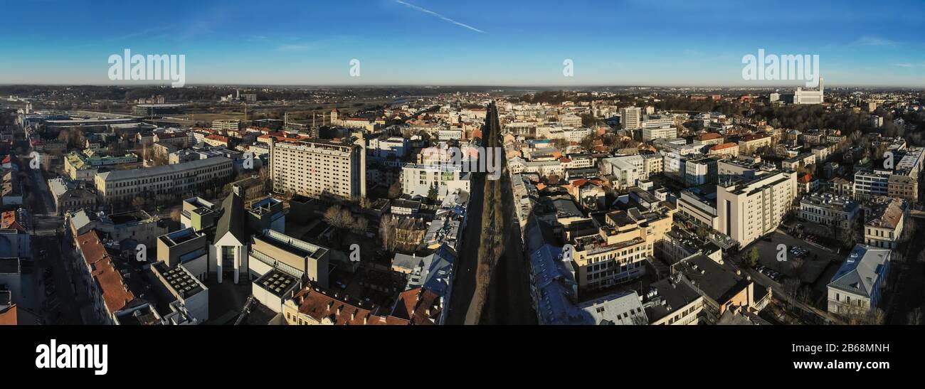 Veduta aerea del volo con drone su Laisves aleja (Liberty Boulevard) a Kaunas Lituania Foto Stock