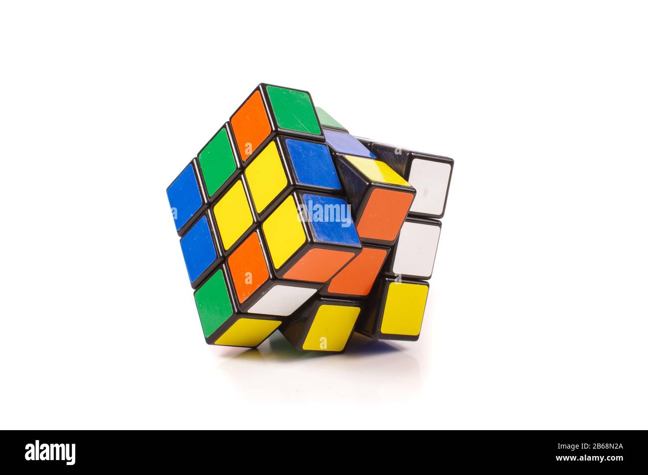 Il cubo del giocattolo più popolare Rubik isolato sullo sfondo bianco Foto Stock