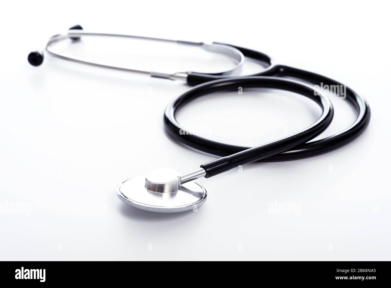 Stetoscopio medico in acciaio inox nero singolo isolato su sfondo bianco in primo piano (basso dof) Foto Stock