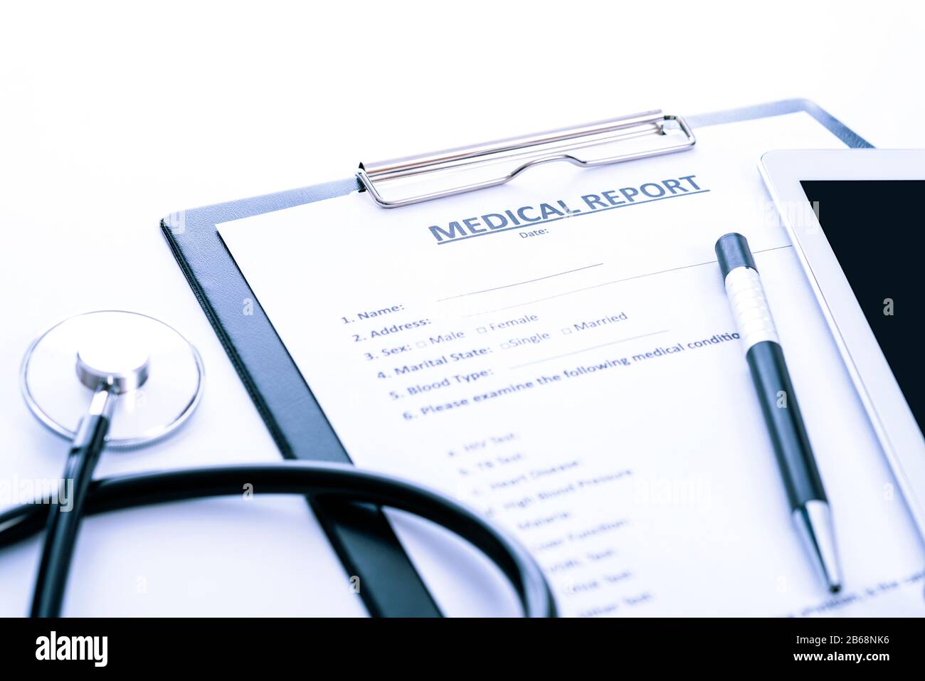 Concetto di trattamento del paziente - documenti di referto medico con compresse, penna e stetoscopio in primo piano Foto Stock