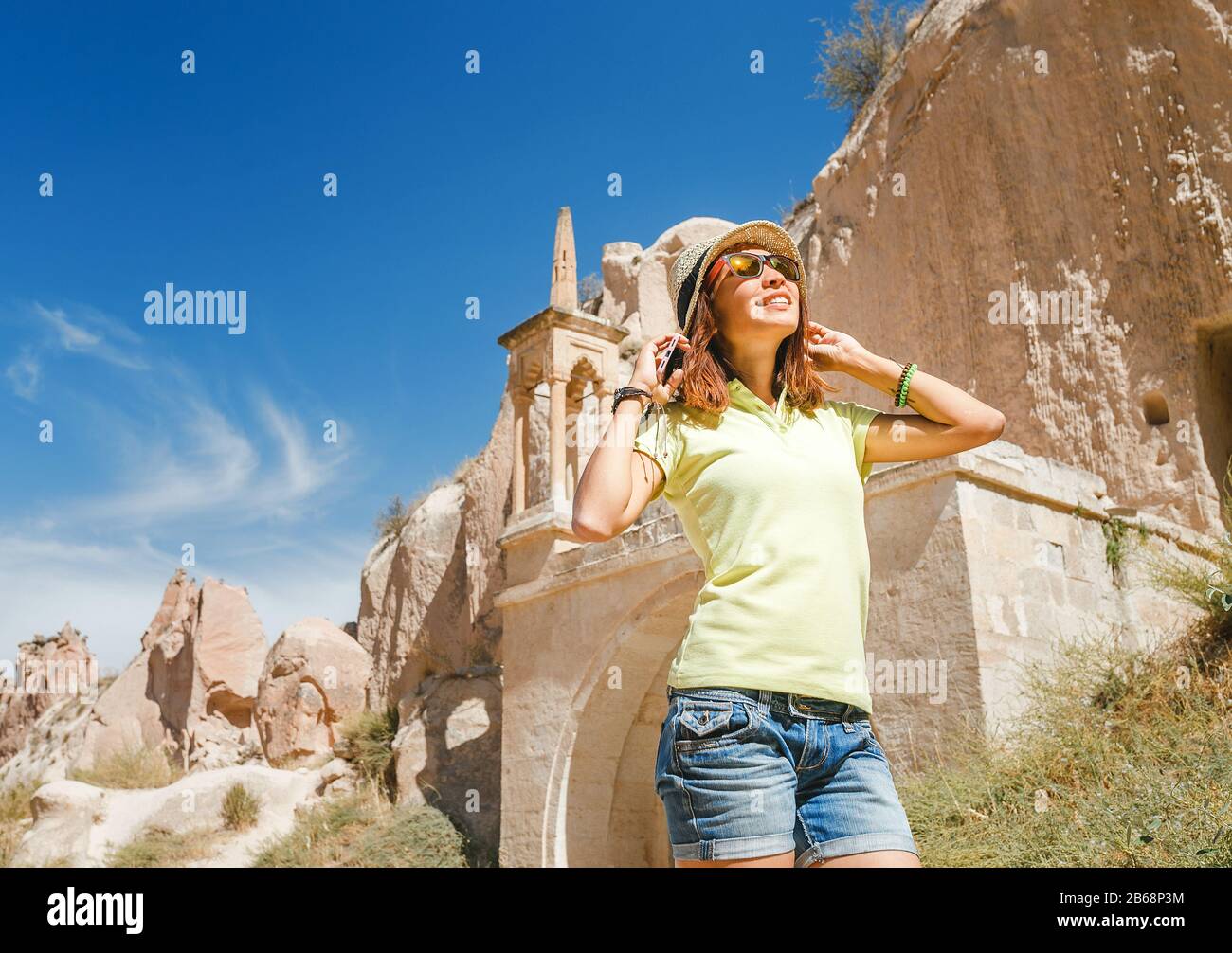Donna viaggiatore in piedi nella grotta sotterranea città in Cappadocia, Turchia. Concetto di archeologia e destinazione turistica Foto Stock