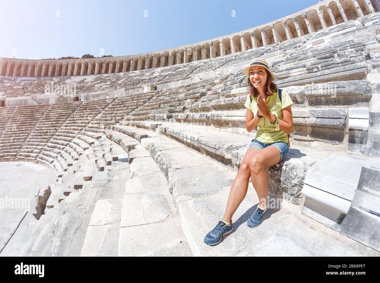 Donna turistica in escursione in antico teatro greco, storia e concetto di viaggio Foto Stock