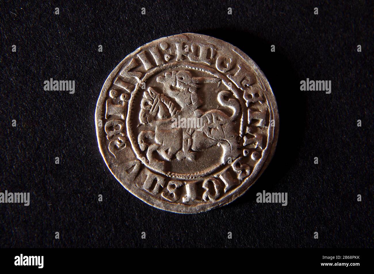 Antico Granducato di Lituania moneta semigrosz isolato sullo sfondo nero Foto Stock