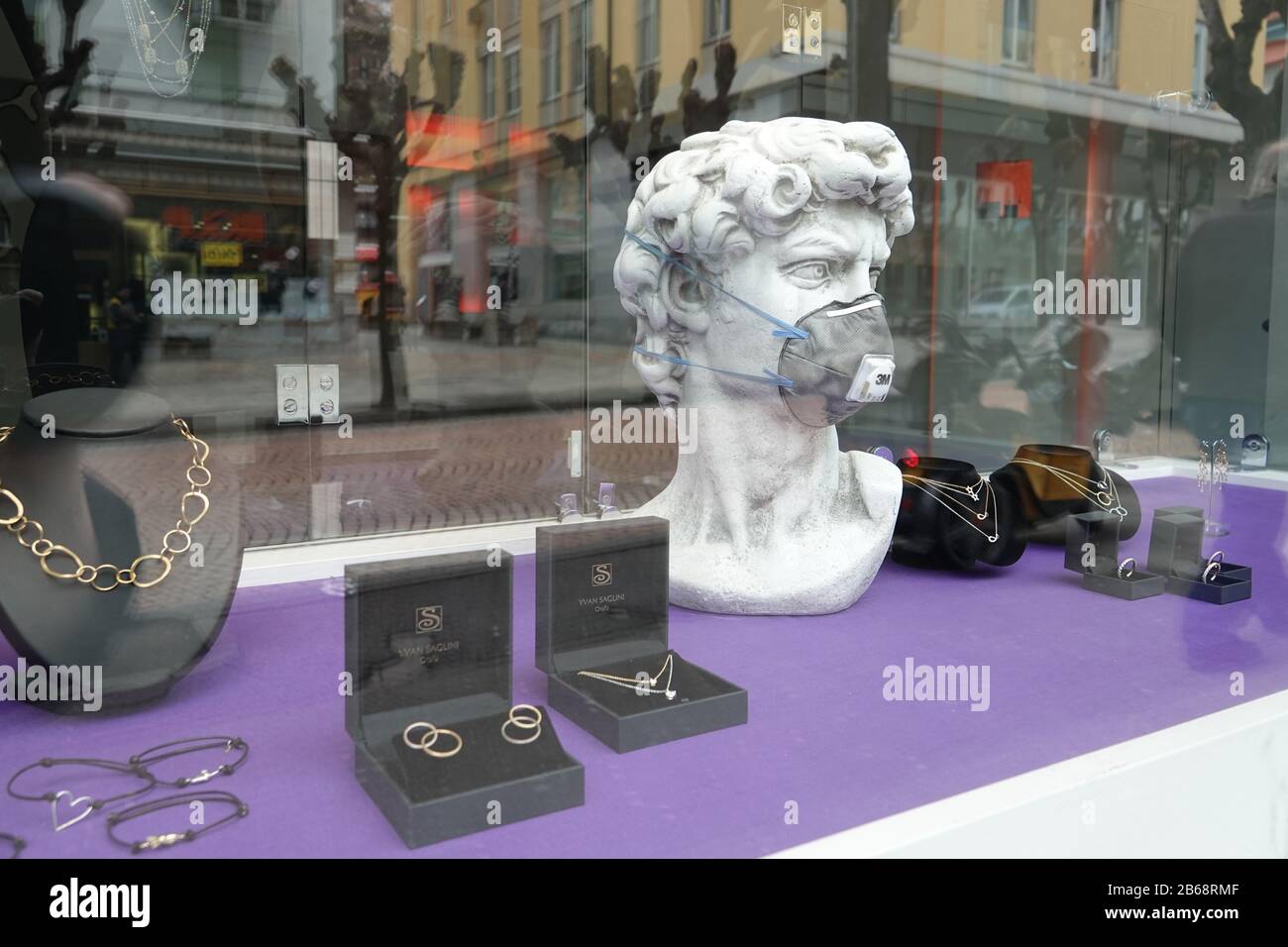 Bellinzona, Svizzera. 10th Mar, 2020. In una vetrina di un negozio di gioielli c'è una replica della testa della scultura di Michelangelo 'Avid' con un proteggi bocca. Bellinzona, capoluogo del cantone svizzero del Ticino, si trova direttamente nella regione italiana della crisi lombarda. Il Ticino, misurato in base alle dimensioni della popolazione svizzera, è attualmente una delle regioni più colpite dal virus corona Sars-cov-2. Credit: Christiane Oelrich/Dpa/Alamy Live News Foto Stock