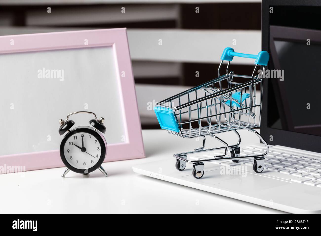 Grande sveglia nel carrello su un tavolo Foto Stock