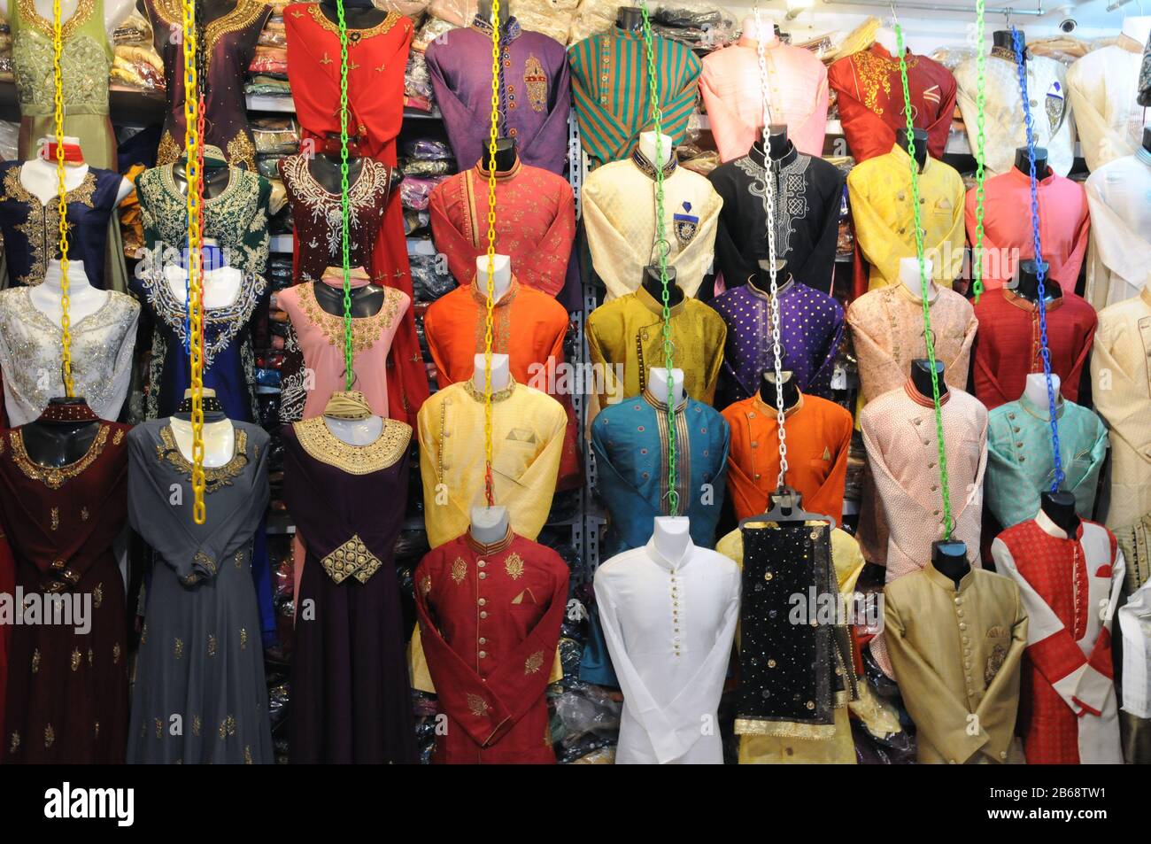Il piano superiore del Tekka Market a Little India, Singapore. Questo ospita abbigliamento colorato e accessori in vendita, nonché sarti al lavoro. Foto Stock