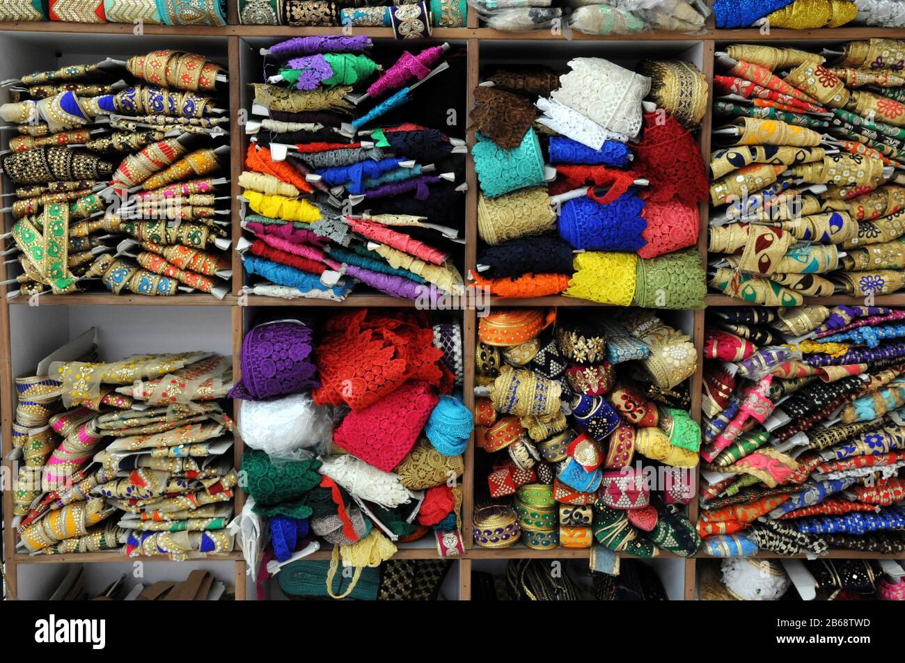 Il piano superiore del Tekka Market a Little India, Singapore. Questo ospita abbigliamento colorato e accessori in vendita, nonché sarti al lavoro. Foto Stock