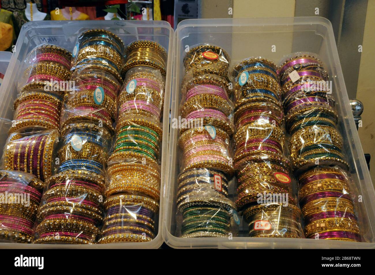 Il piano superiore del Tekka Market a Little India, Singapore. Questo ospita abbigliamento colorato e accessori in vendita, nonché sarti al lavoro. Foto Stock