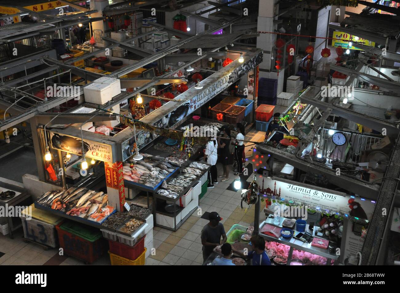 Tekka Market, Little India a Singapore, guardando verso il basso sul mercato umido che vende pesce, frutti di mare e carne. Questo angolo del mercato vende pesce fresco Foto Stock
