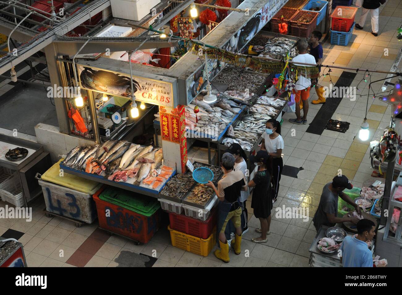 Tekka Market, Little India a Singapore, guardando verso il basso sul mercato umido che vende pesce, frutti di mare e carne. Questo angolo del mercato vende pesce fresco Foto Stock