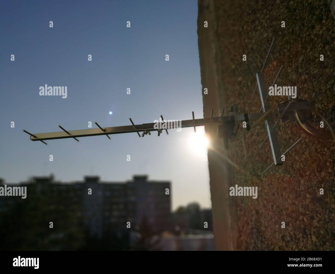 Antenna di ricezione tv Yagi DVBT installata a parete. Ricezione del segnale a banda larga Foto Stock