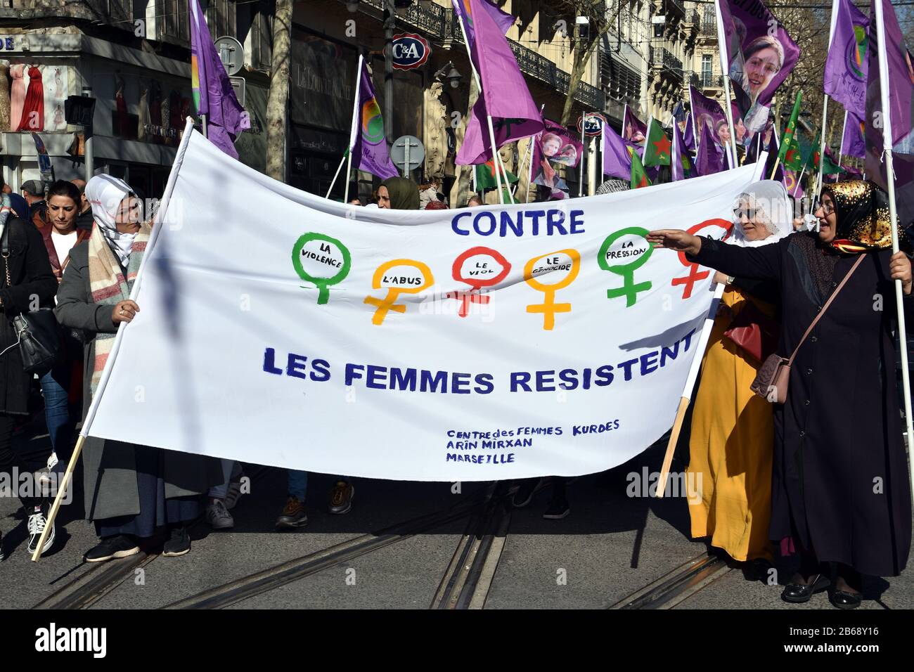 Le donne marciano mentre tengono un banner durante la protesta.le donne curde di Marsiglia marciò per le strade in solidarietà con le donne del Kurdistan. Foto Stock