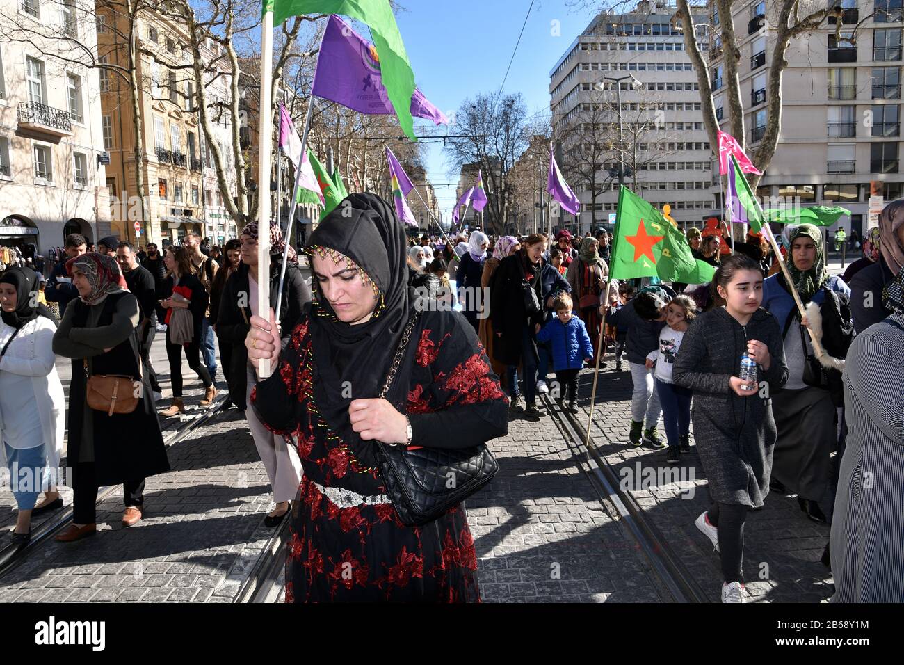 Una donna ha una bandiera durante la protesta.le donne curde di Marsiglia marciò per le strade in solidarietà con le donne del Kurdistan. Foto Stock