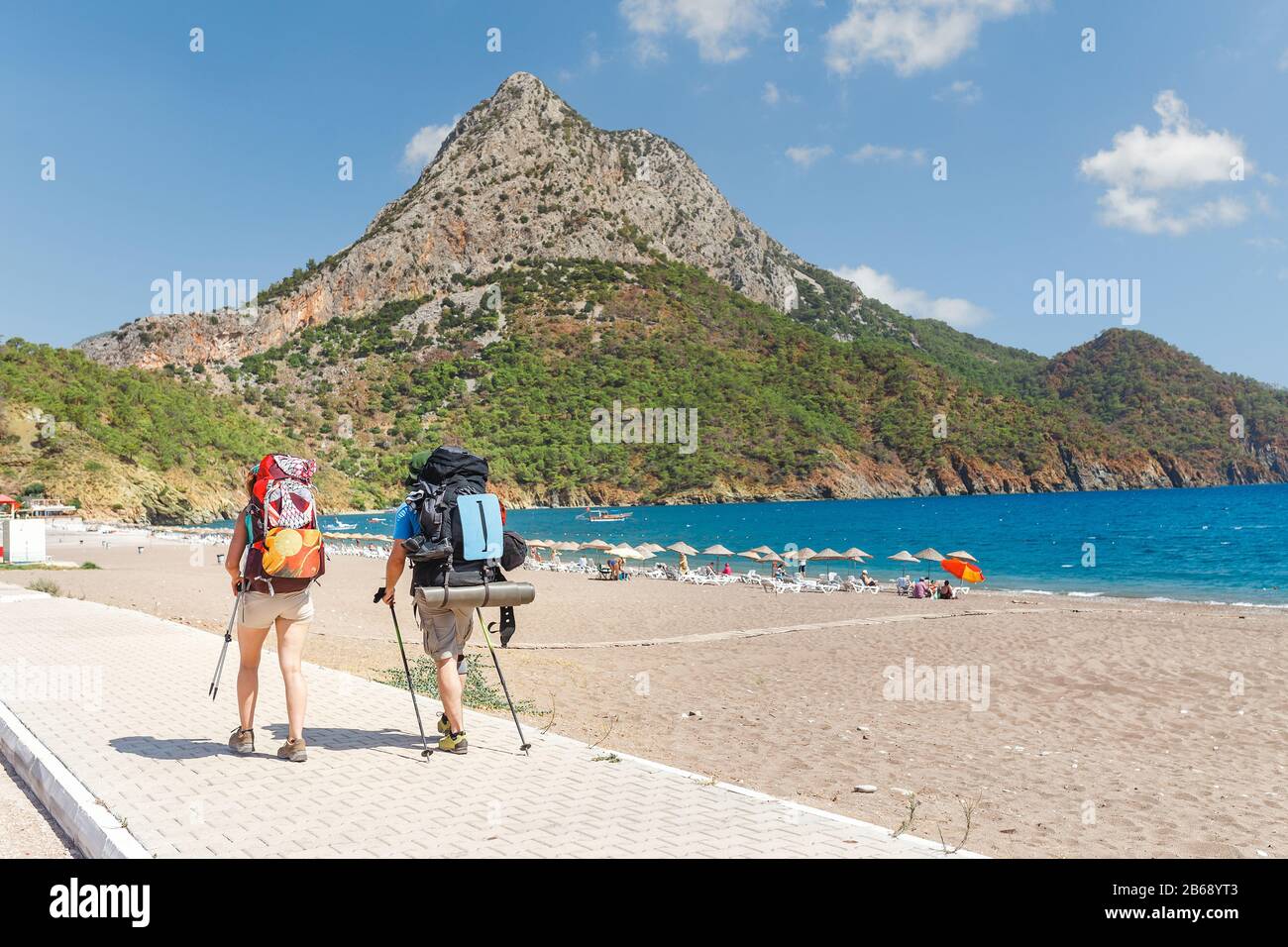 Gruppo di escursionisti con zaini che camminano lungo la Via Licia vicino alla spiaggia di Adrasan Bay, Turchia Foto Stock