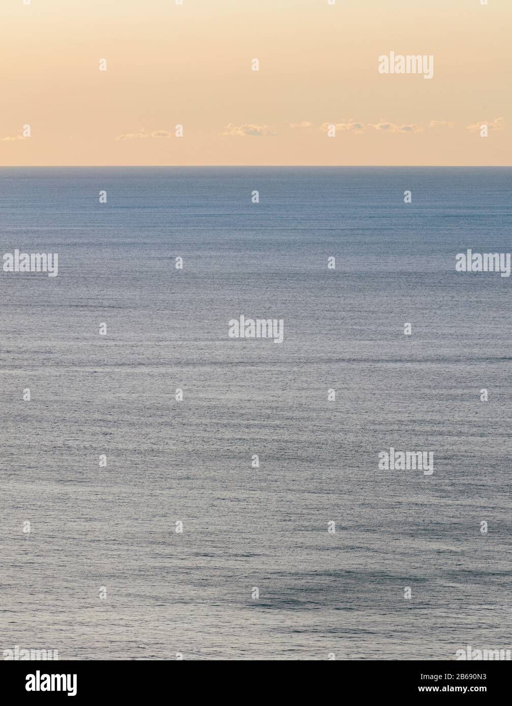 Vista delle acque calme dell'oceano, dell'orizzonte e del cielo all'alba, costa settentrionale dell'Oregon Foto Stock