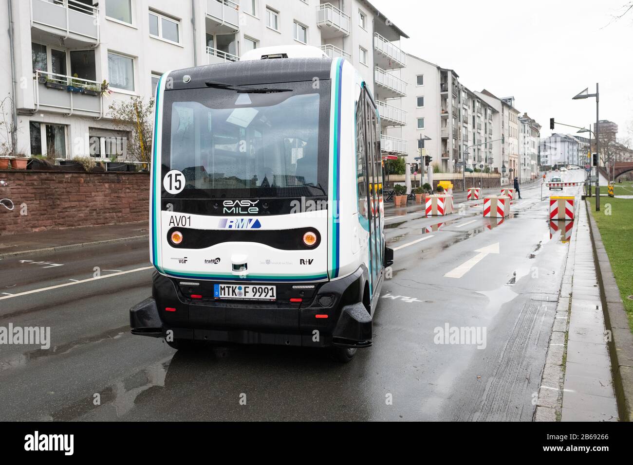 Pilota di test dei veicoli autonomi elettrici 2020 - navetta autonoma elettrica per Voi (EST) di EasyMile, Mainkai, Francoforte, Germania Foto Stock
