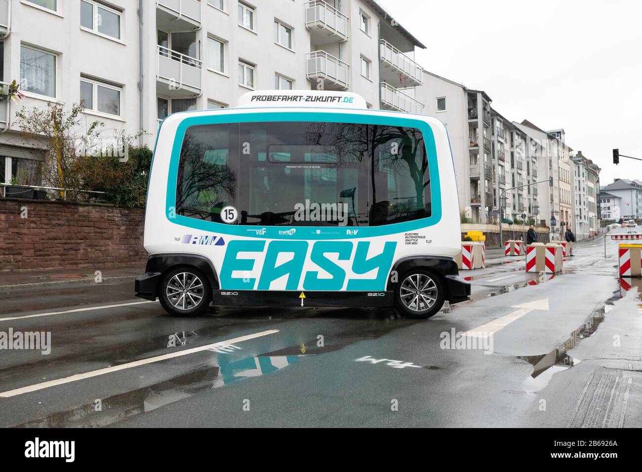 Pilota di test dei veicoli autonomi elettrici 2020 - navetta autonoma elettrica per Voi (EST) di EasyMile, Mainkai, Francoforte, Germania Foto Stock