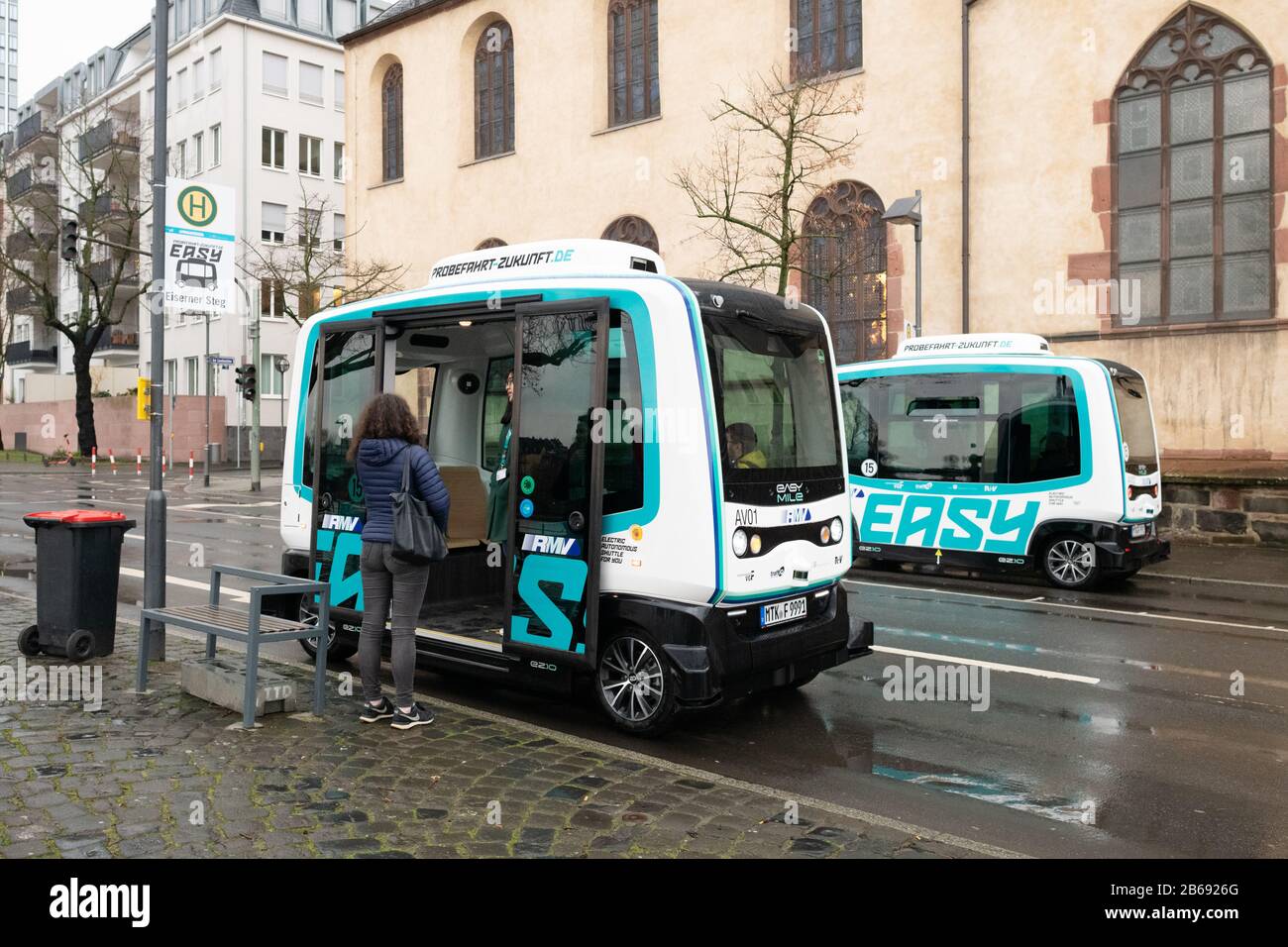 Pilota di test dei veicoli autonomi elettrici 2020 - navetta autonoma elettrica per Voi (EST) di EasyMile, Mainkai, Francoforte, Germania Foto Stock