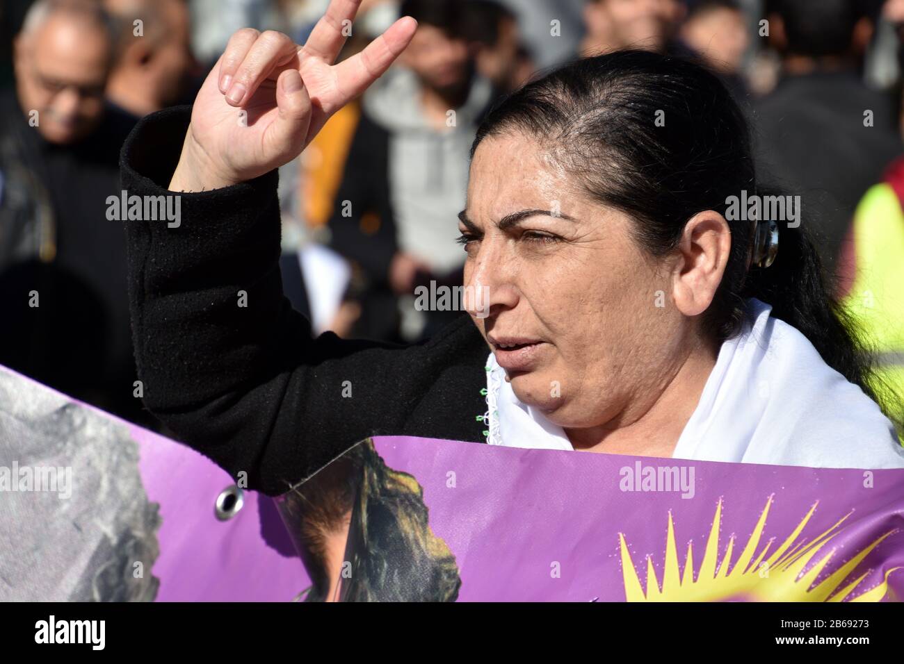 Marsiglia, Francia. 8th Mar, 2020. Una donna compie un gesto di vittoria durante la protesta.le donne curde di Marsiglia marciò per le strade in solidarietà con le donne del Kurdistan. Credit: Gerard Bottino/Sopa Images/Zuma Wire/Alamy Live News Foto Stock