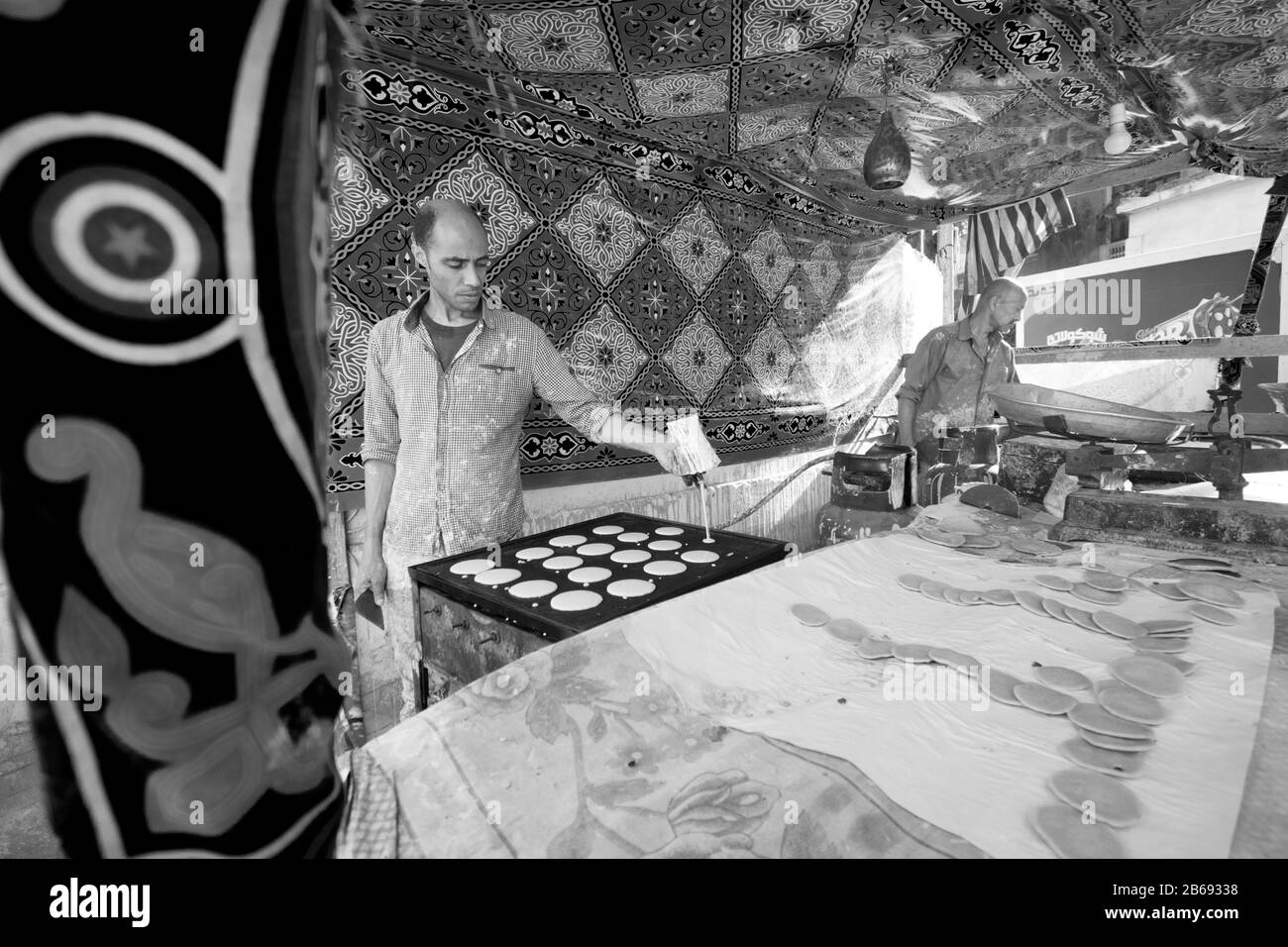 Alessandria, Egitto 6 febbraio 2019 costruttore e venditore di Atayef durante il mese santo del Ramadan che è un deserto arabo tradizionale Foto Stock