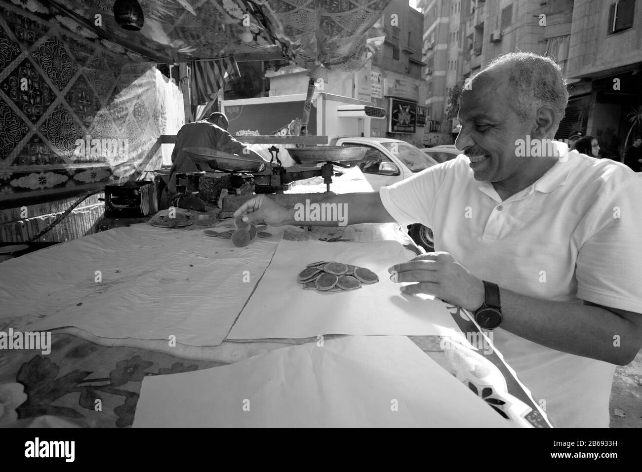 Alessandria, Egitto 6 febbraio 2019 costruttore e venditore di Atayef durante il mese santo del Ramadan che è un deserto arabo tradizionale Foto Stock
