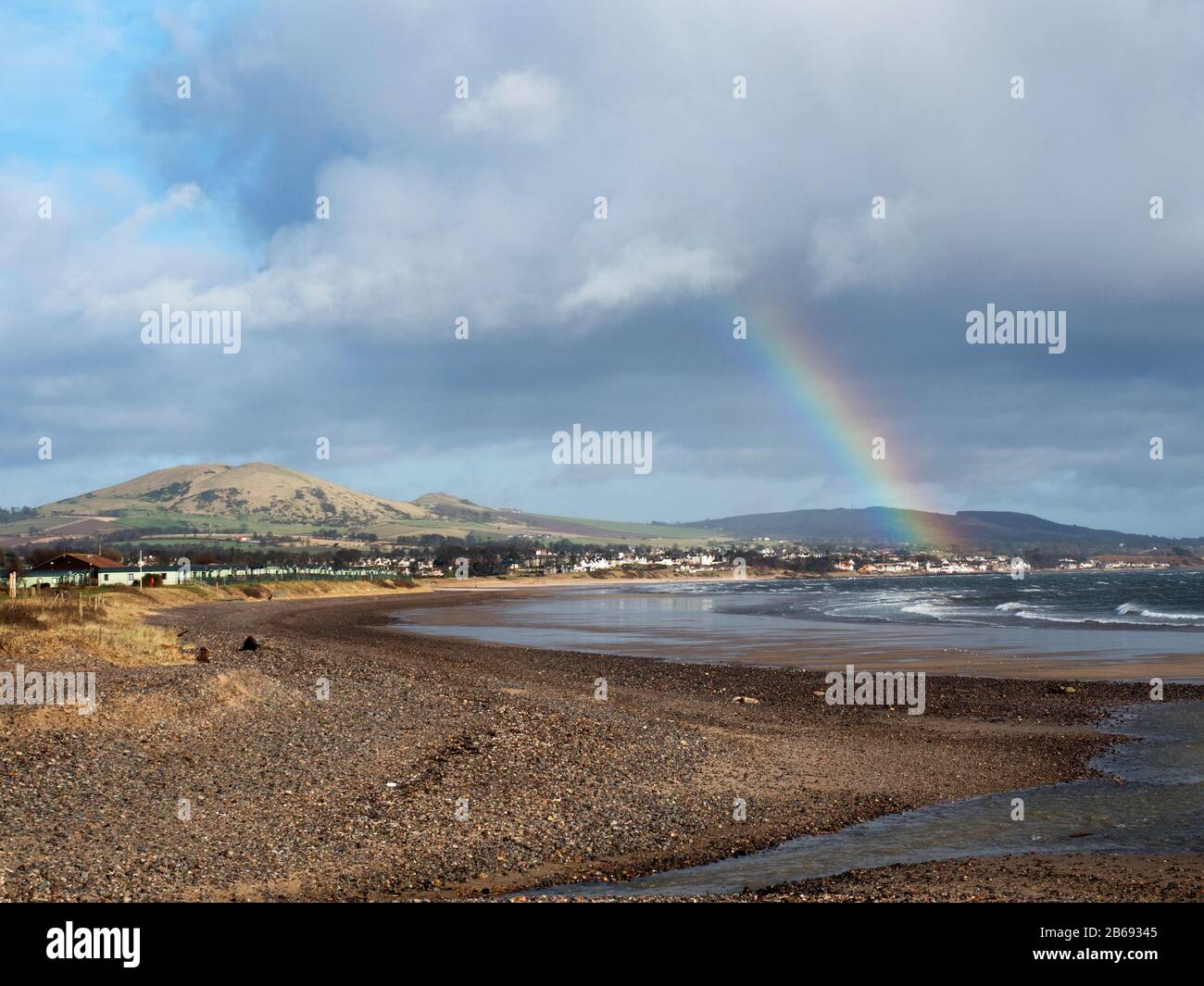 Largo Law e un arcobaleno su Largo Bay da Leven Beach Fife Scozia Foto Stock