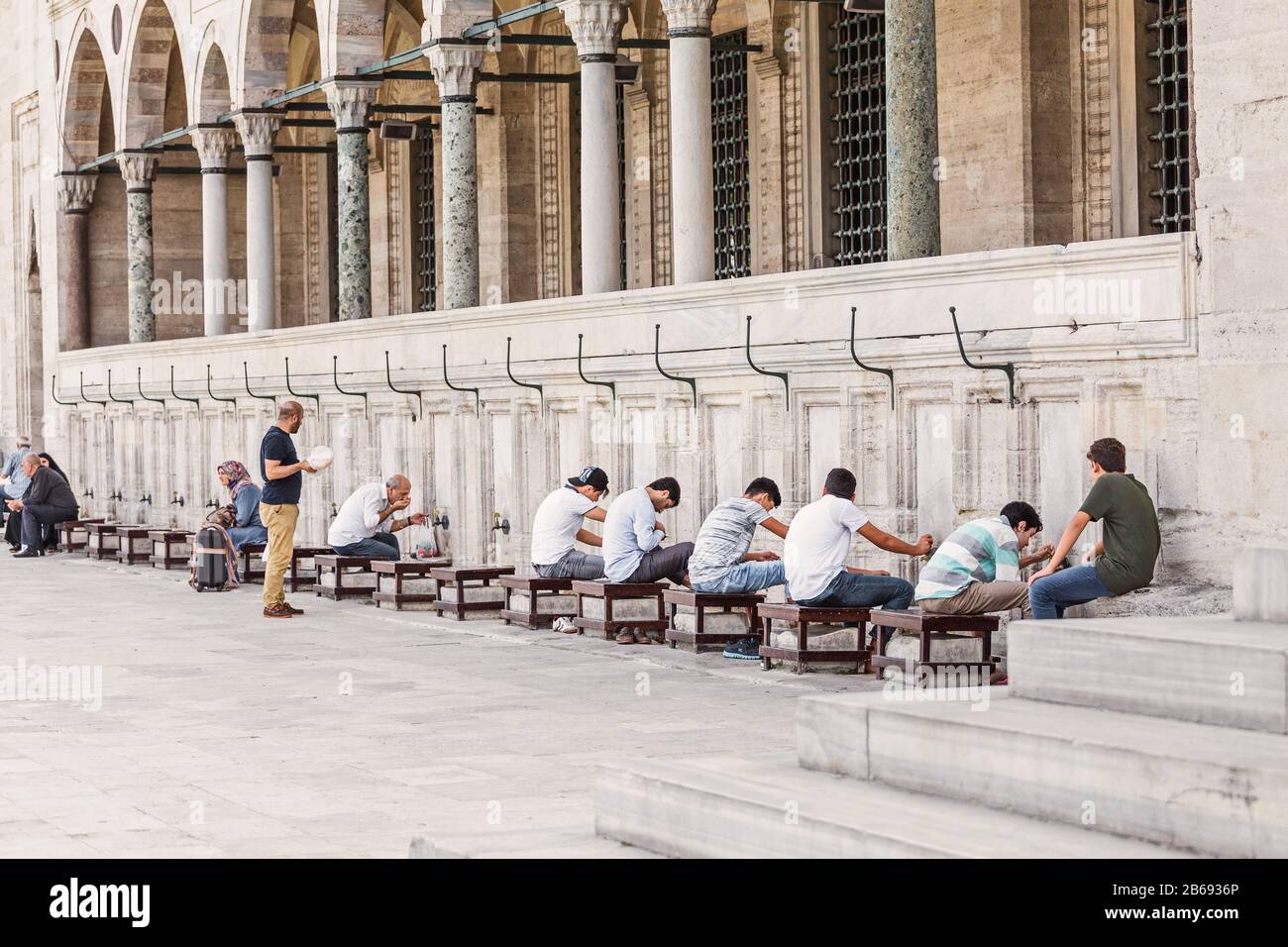 11 SETTEMBRE 2017, TURCHIA, ISTANBUL: I fedeli musulmani si lavano prima di entrare nella moschea di Suleymaniye Foto Stock