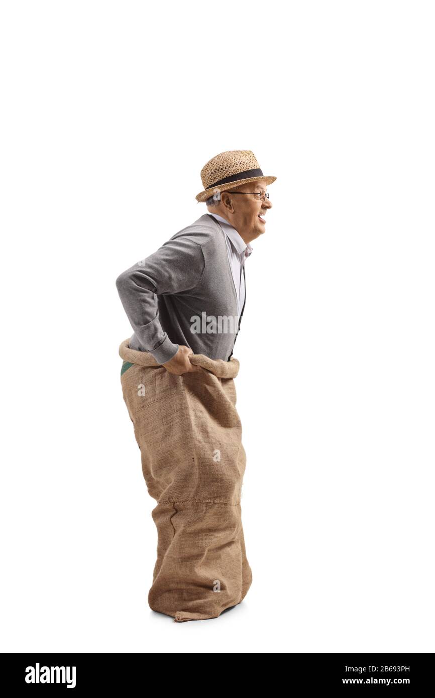 Uomo anziano all'interno di un sacco pronto a saltare isolato su sfondo bianco Foto Stock