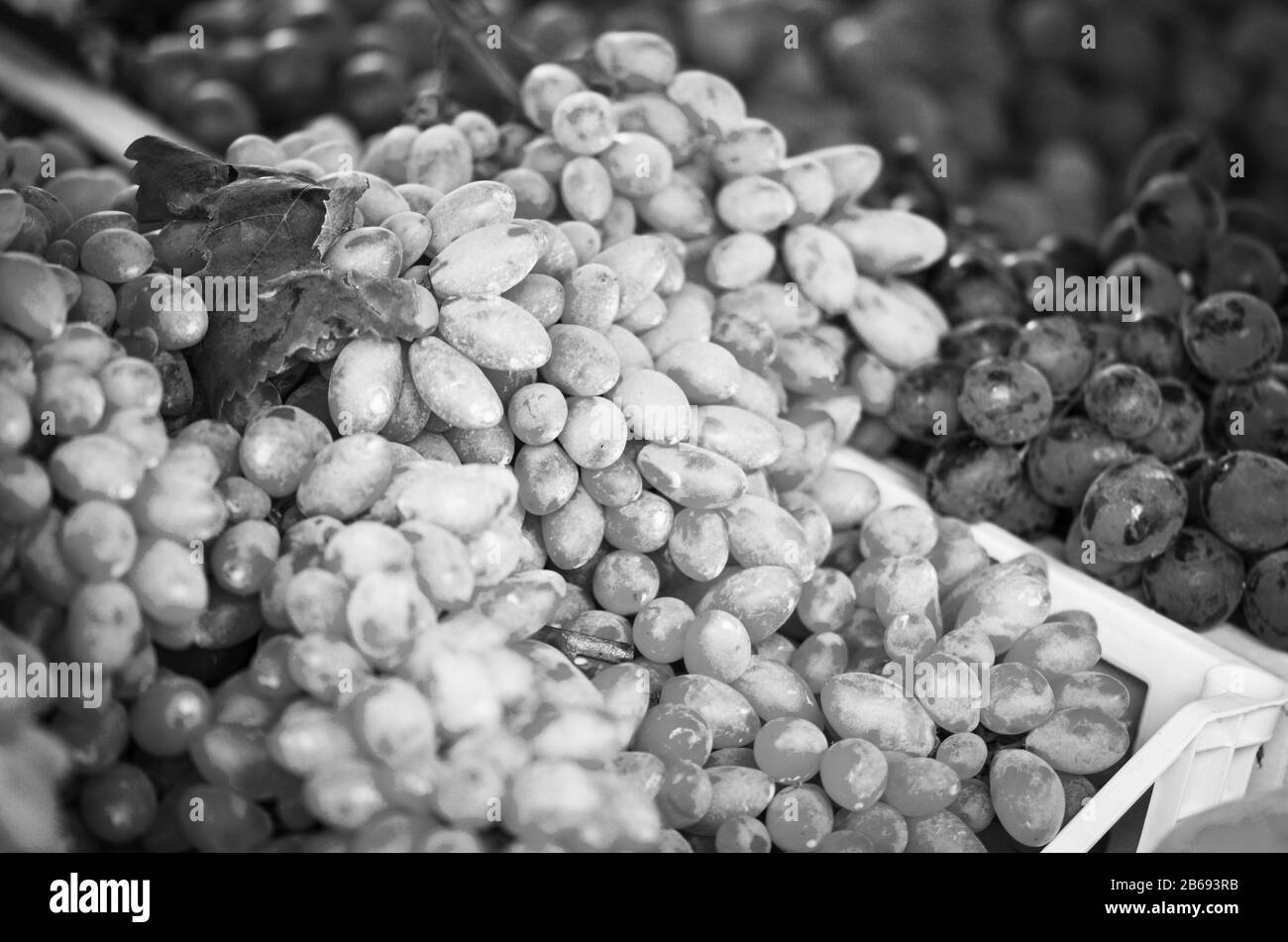 frutta fresca in primo piano all'interno del mercato italiano Foto Stock