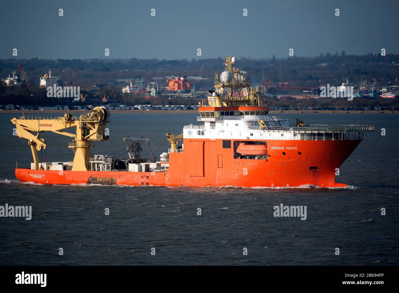 Nave, Survey, sollevamento pesante, gru, recupero, petrolio, piattaforma, servizio, Normand Pacific, il Solent, Southampton, Fawley, raffineria, Cowes, Isola di Wight, Inghilterra, Regno Unito Foto Stock