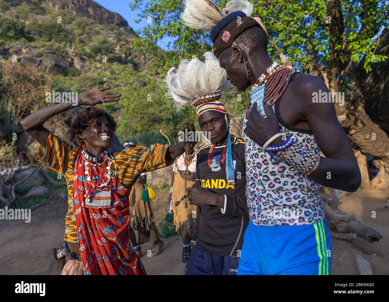 Larim Tribe governa danzando con le donne durante il suo matrimonio, Boya Mountains, Imatong, Sudan del Sud Foto Stock