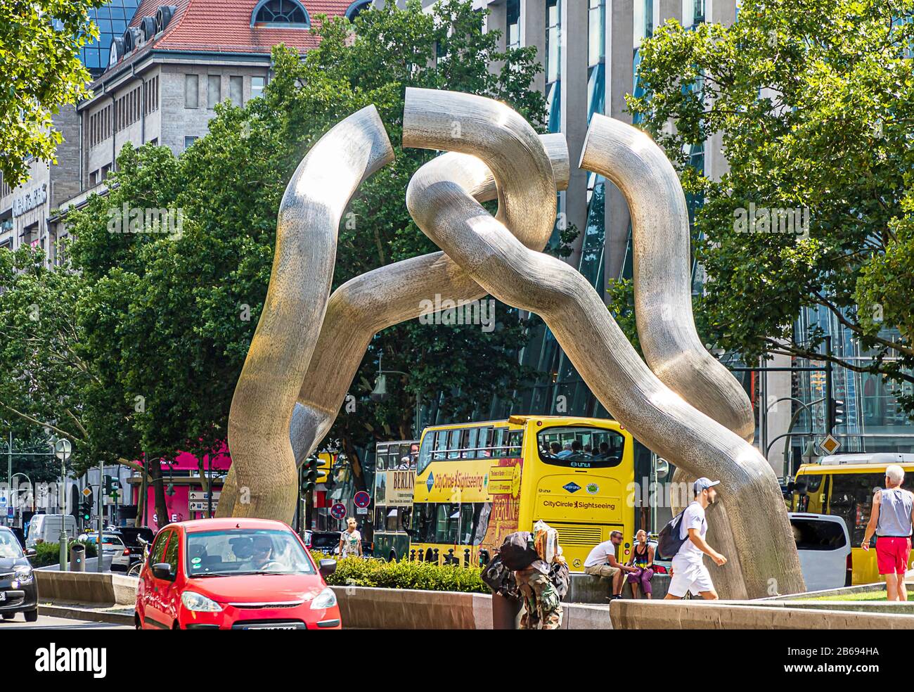 Berlino, GERMANIA-27 LUGLIO 2018: KuDamm – scultura moderna, Monumento Nazionale di Matschinsky-Denninghoff, simbolo di una catena di Berlino rotta. Foto Stock