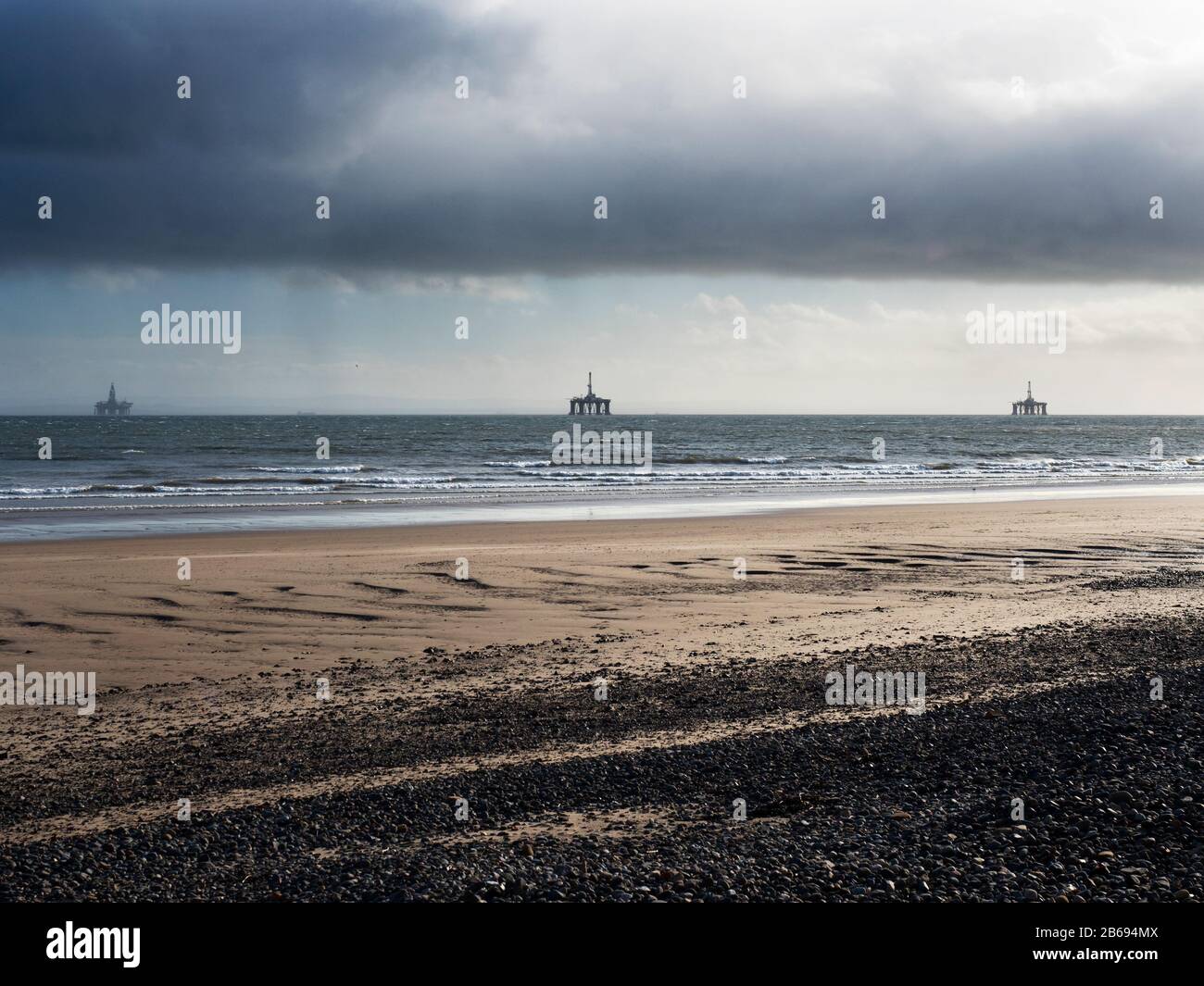 Tre piattaforme petrolifere nel Firth of Forth dalla spiaggia di Leven a Fife Scozia Foto Stock