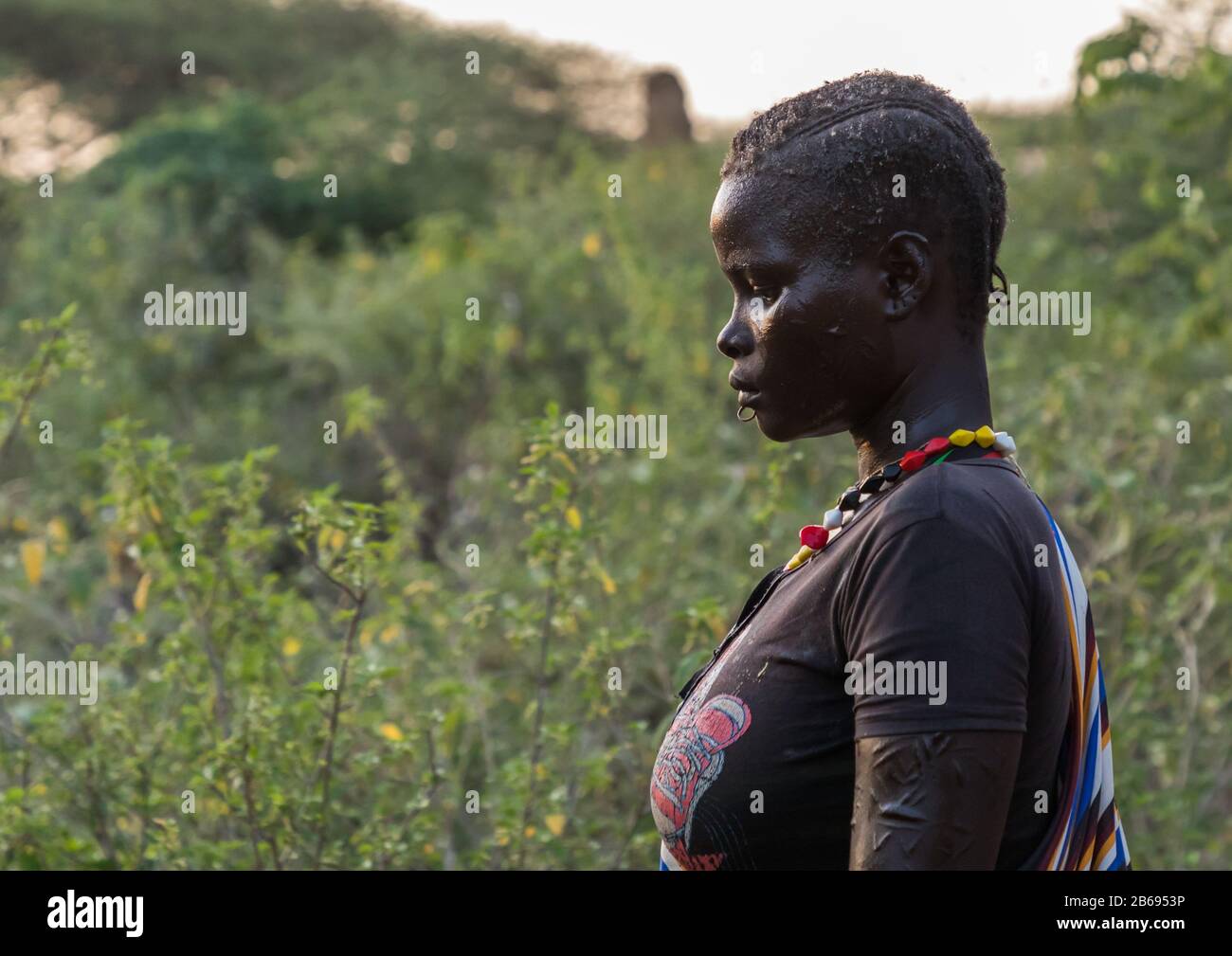 Larim tribù sposa durante la sua cerimonia di matrimonio forzato, Boya Mountains, Imatong, Sudan del Sud Foto Stock