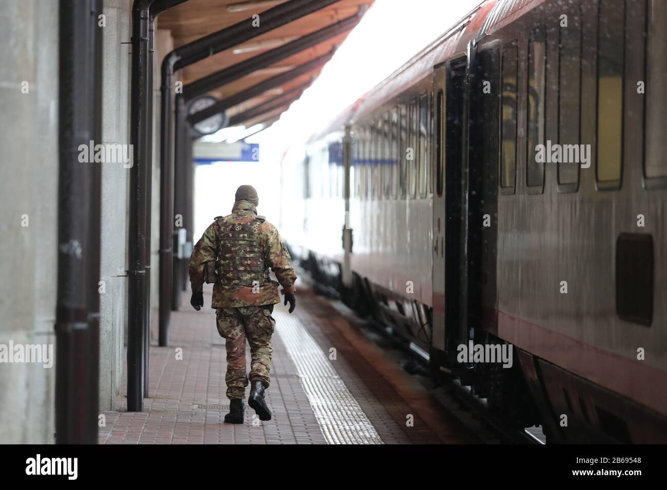 Focolaio di Coronivirus - Italia a Lockdown - Confine con l'Austria - quarantena il 10/03/2020, Brennero, Brener, Italia, 10th di marzo 2020. Da questa mattina l'Italia è in blocco fino al 3rd di aprile 2020, nell'intento di evitare una pandemia del Covid-19. Oggi l'Italia ha più di 500 morti. Un soldato controlla un treno proveniente da Venezia all'ultima stazione ferroviaria italiana. (Foto di Pierre Teyssot/ESPA-Images) Foto Stock