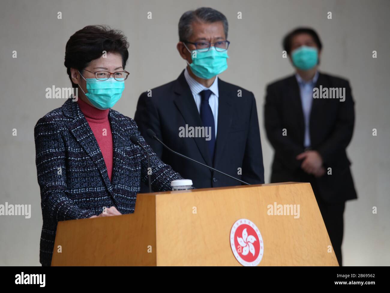 Hong Kong, Cina. 10th Mar, 2020. Capo esecutivo della Regione amministrativa speciale di Hong Kong (HKSAR) Carrie Lam (L) partecipa a una conferenza stampa a Hong Kong, Cina meridionale, 10 marzo 2020. Per ANDARE CON 'Hong Kong considera più restrizioni di entrata in mezzo diffusione COVID-19 nel mondo' credito: Lui Siu Wai/Xinhua/Alamy Live News Foto Stock