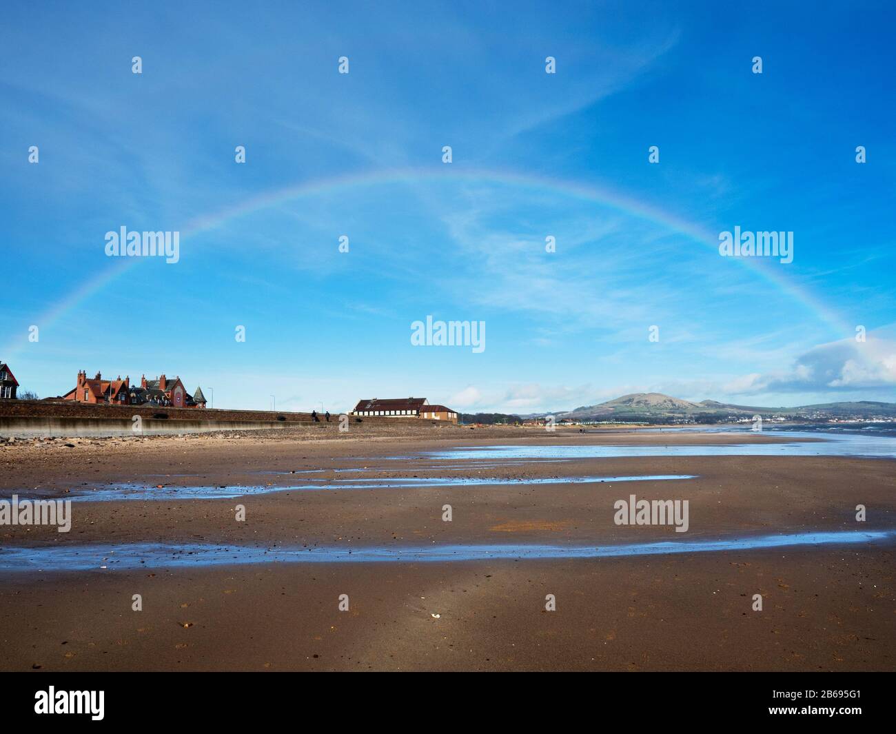 Un arcobaleno su Largo Bay da Leven Beach Fife Scozia Foto Stock