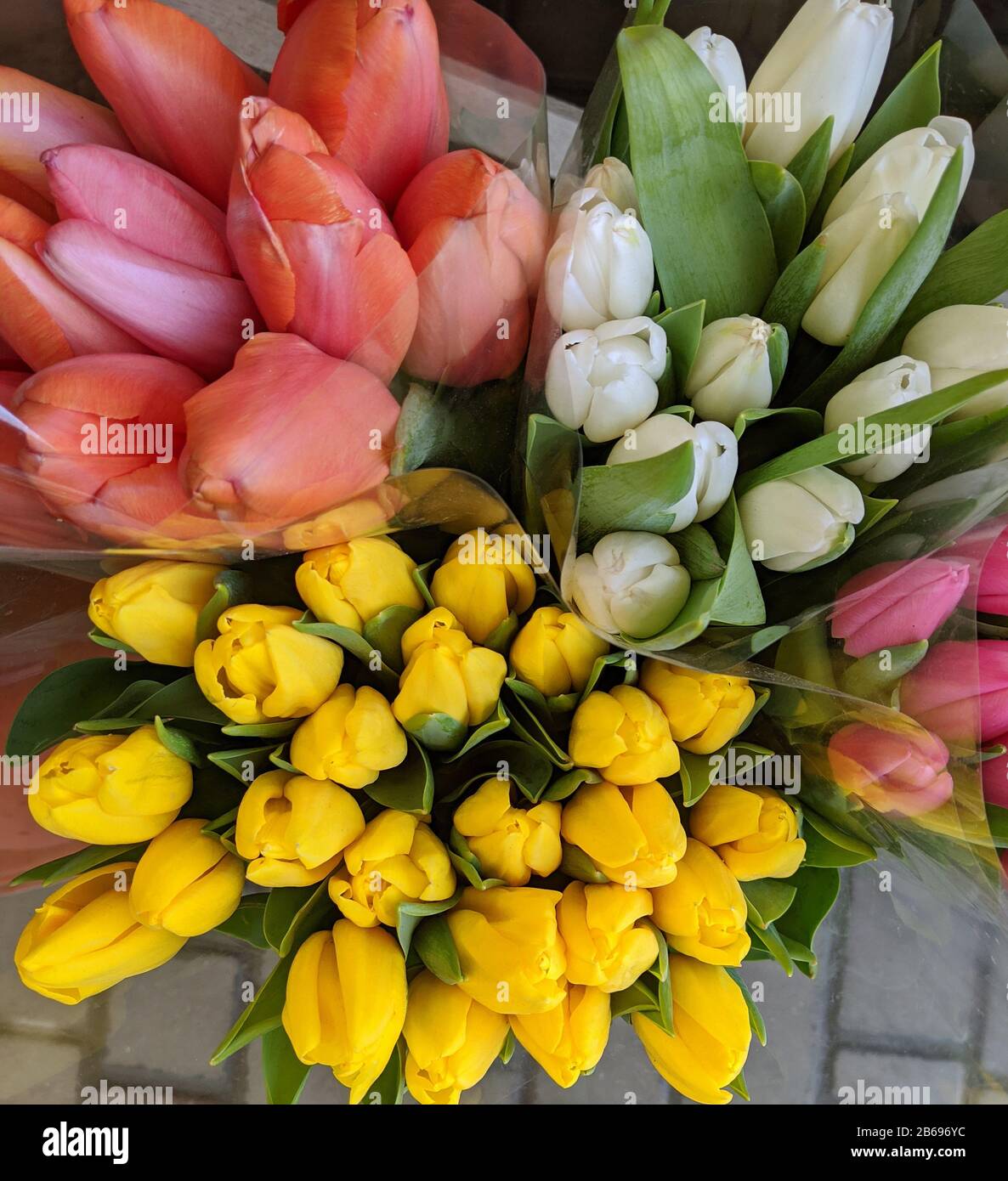 Bouquet stuffy di fiori di tulipano su un mercato di fiori. Tulipani olandesi in bouquet bellissimo. Foto Stock