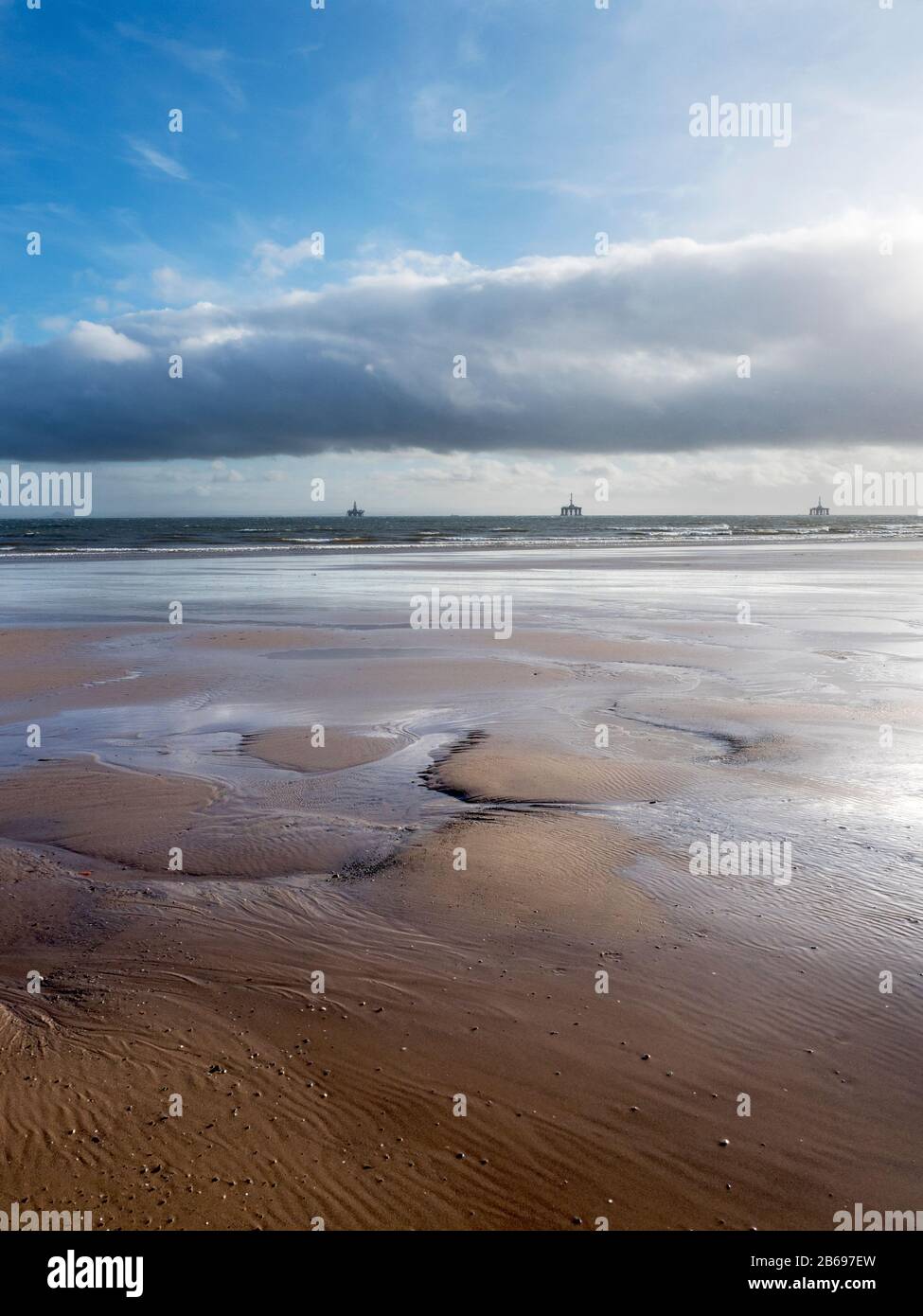 Tre piattaforme petrolifere nel Firth of Forth dalla spiaggia di Leven a Fife Scozia Foto Stock