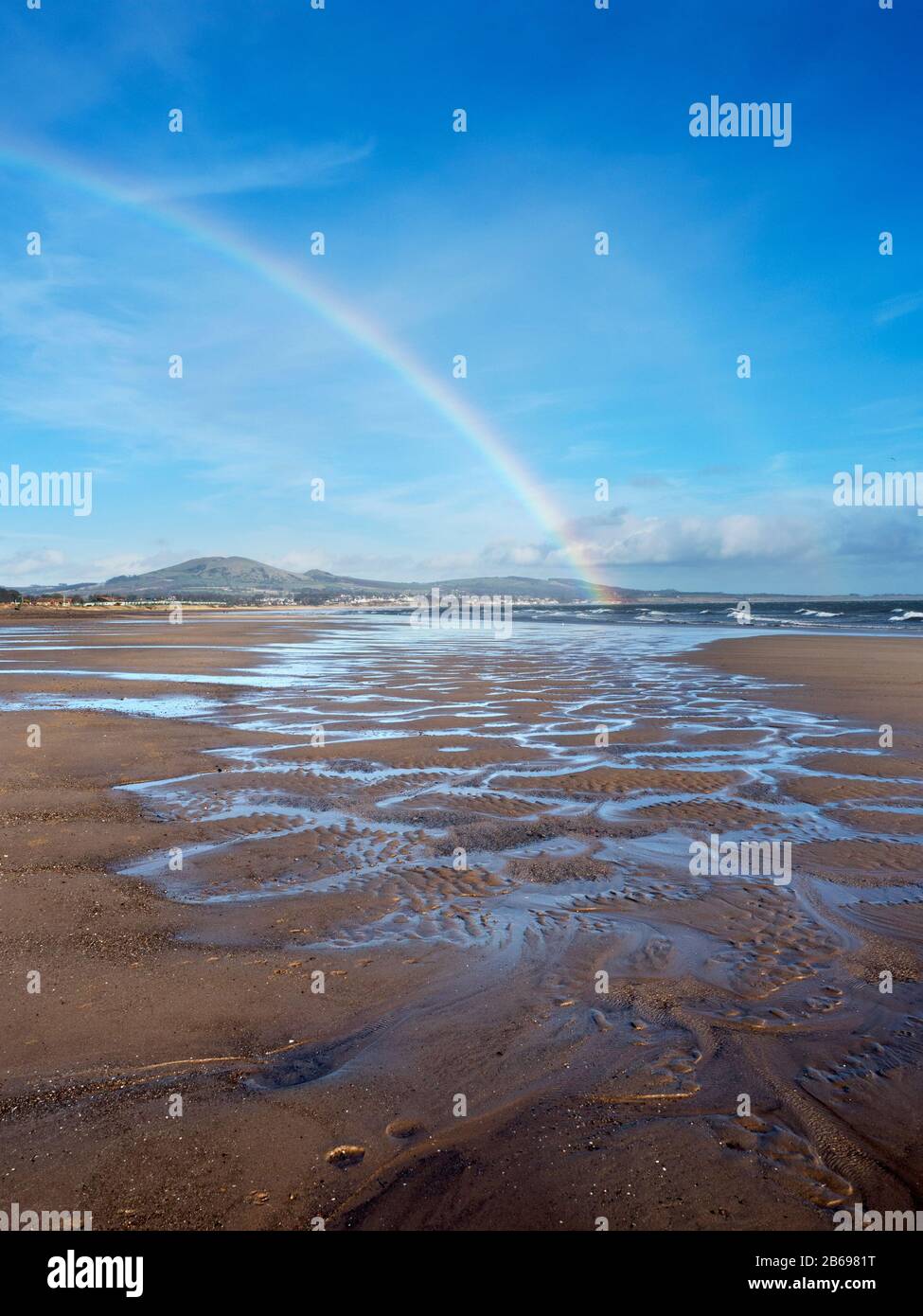 Un arcobaleno su Largo Bay da Leven Beach Fife Scozia Foto Stock