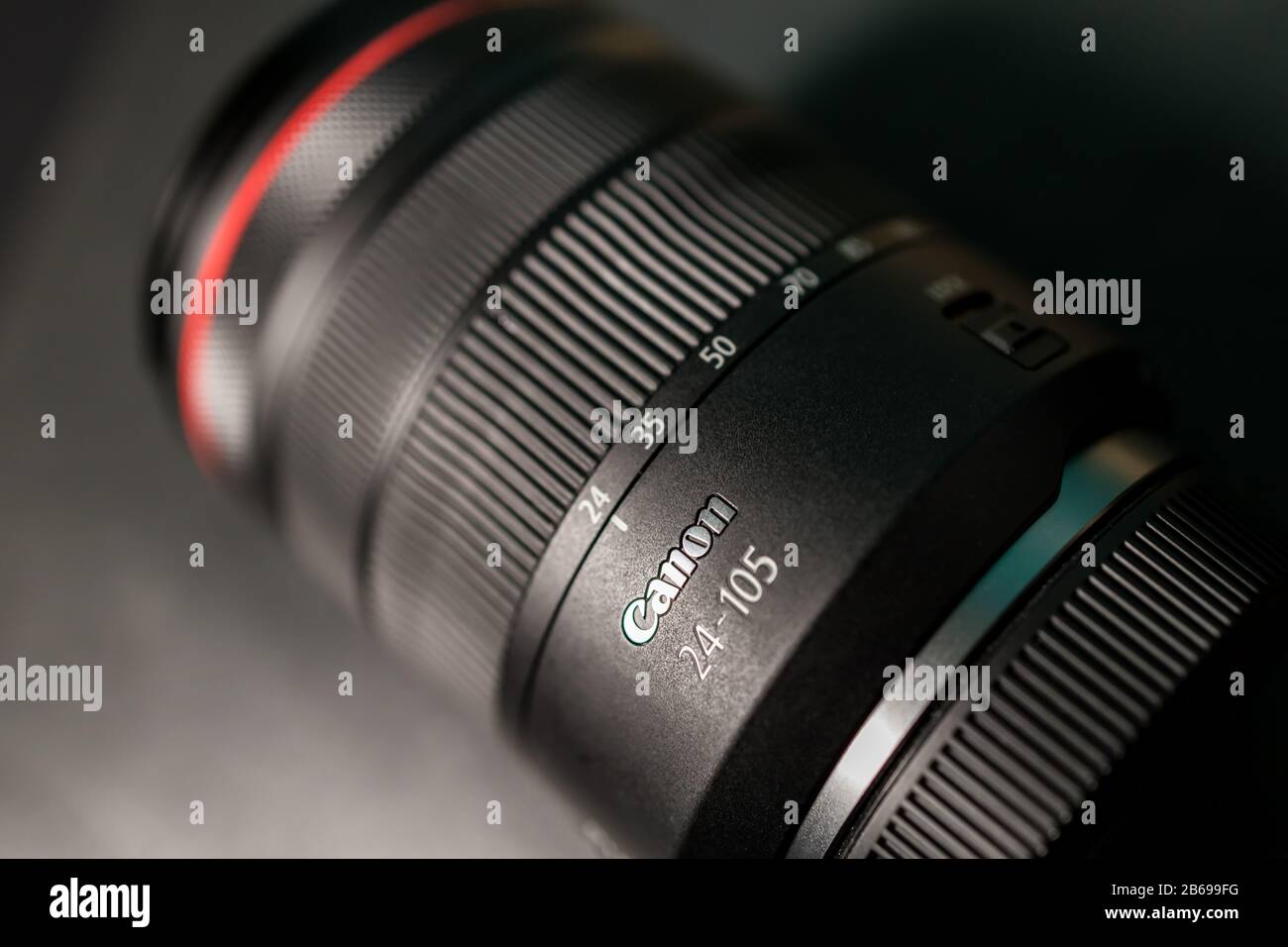 Londra - 04 MARZO 2020: Obiettivo zoom RF Canon su sfondo nero scuro Foto Stock