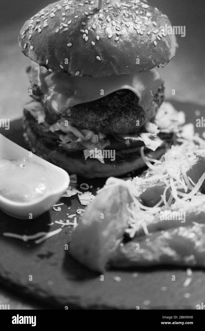 hamburger fatti in casa con ingredienti freschi Foto Stock